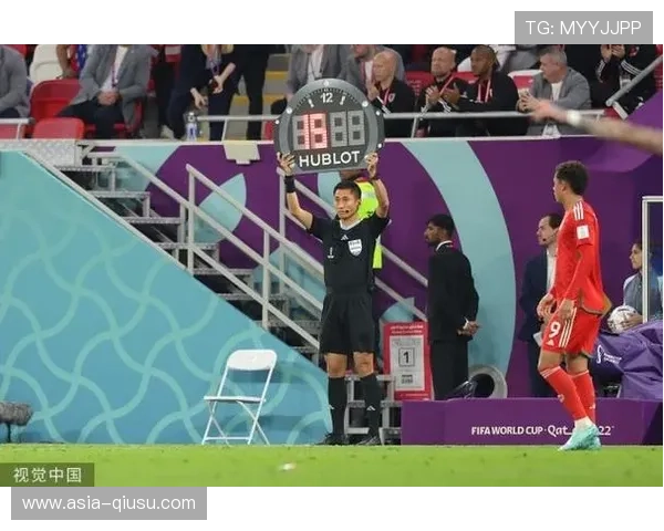 场边第四官员举牌示意补时5分钟,悬念持续到最后 场边第四官员举牌示意补时5分钟,悬念持续到最后